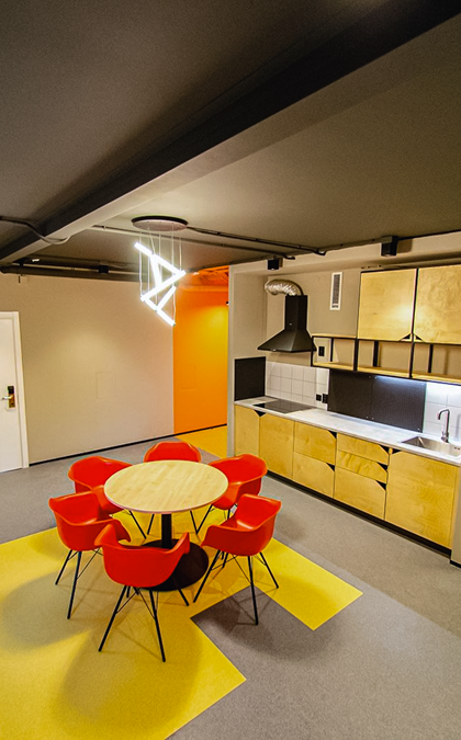 Памятник студенту перед главным корпусом ЮУрГУ