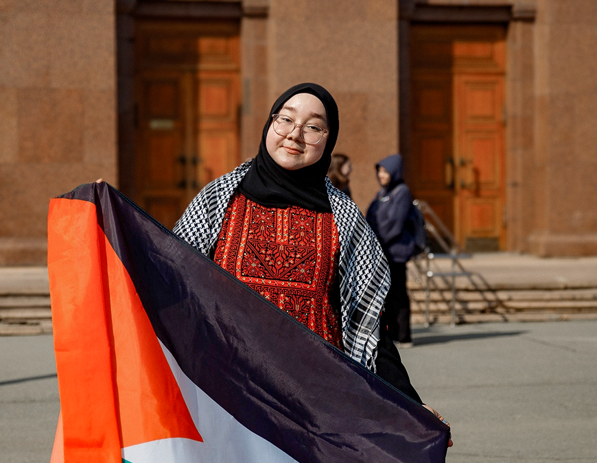 Иностранная девушка перед главным корпусом ЮУрГУ