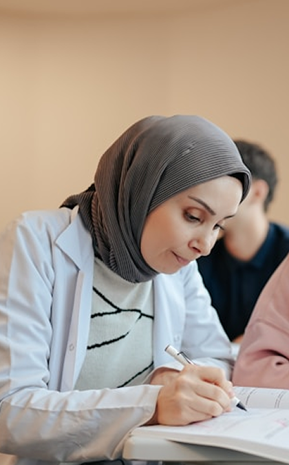 Девушка, пишущая в тетради