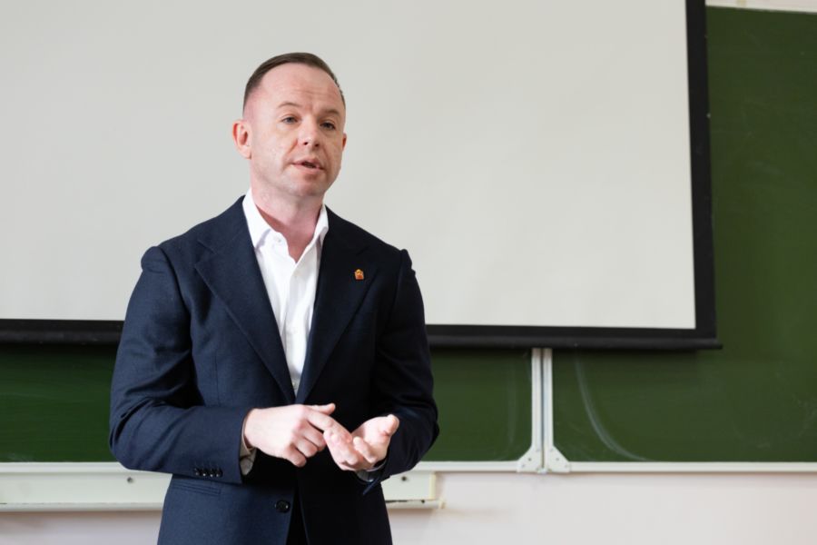 Открытый диалог в ЮУрГУ: студенты ИМСГН встретились с заместителем председателя Правительства области Сергеем Зюсем