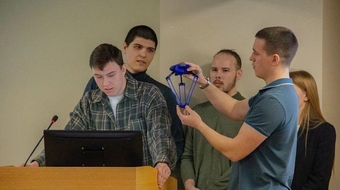 «От железа до кода»: в ЮУрГУ состоялись финальные защиты решений студенческого Турнира проектных работ по направлению «Промышленная робототехника»